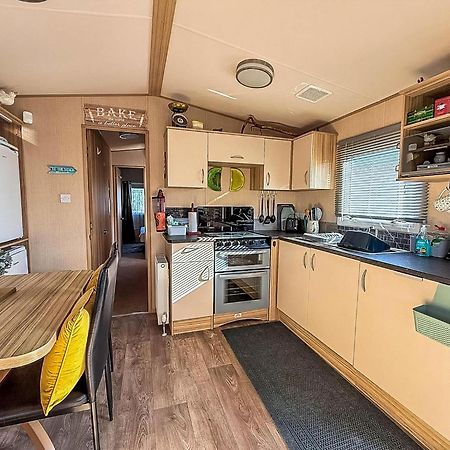 Lovely 6 Berth Caravan With Decking To The Side In Heacham Ref 21040E Exteriér fotografie