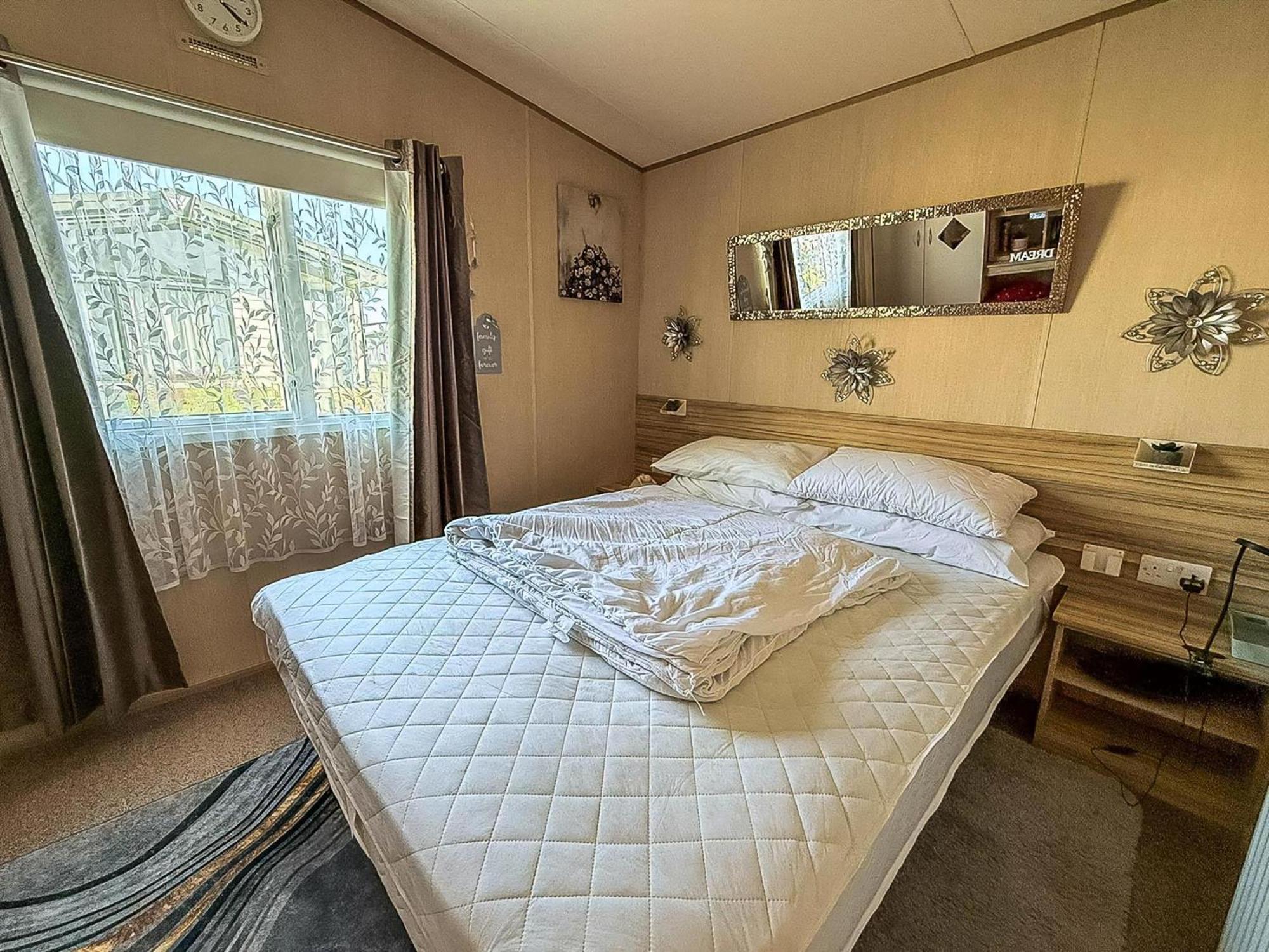 Lovely 6 Berth Caravan With Decking To The Side In Heacham Ref 21040E Exteriér fotografie