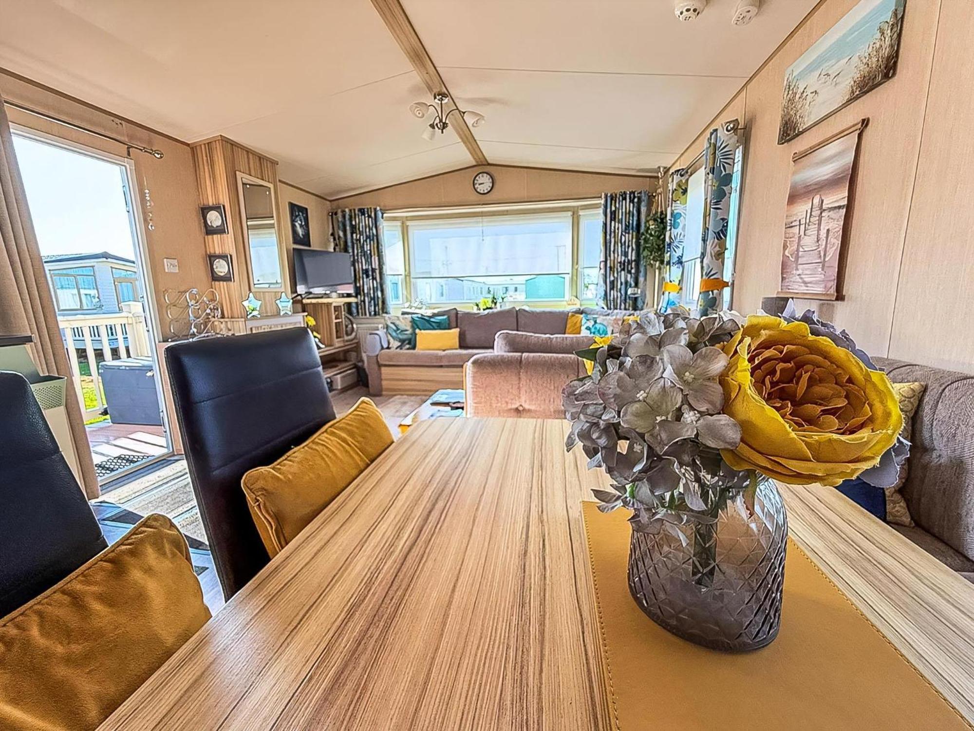 Lovely 6 Berth Caravan With Decking To The Side In Heacham Ref 21040E Exteriér fotografie