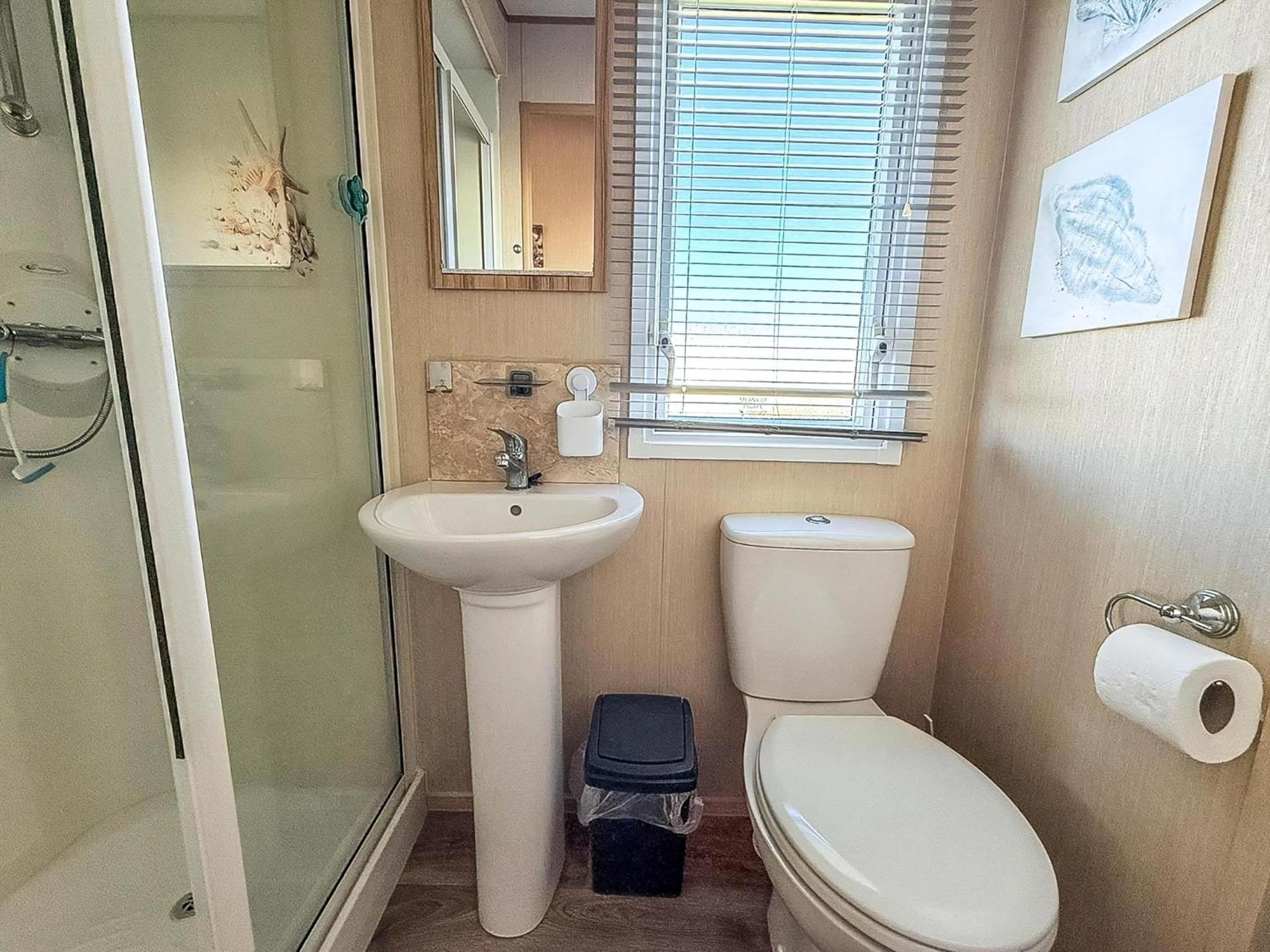 Lovely 6 Berth Caravan With Decking To The Side In Heacham Ref 21040E Exteriér fotografie